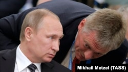 Президент Росії Володимир Путін та його спікер Дмитро Пєсков