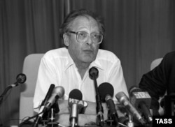 Сергій Ковальов на пресконференції. Москва, 1995 рік
