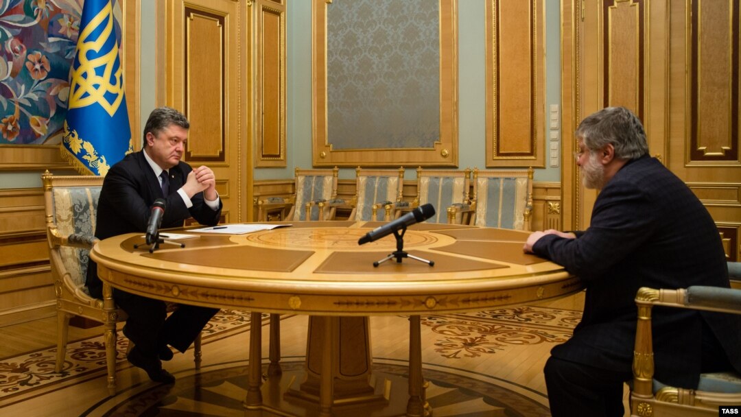 Президент України Петро Порошенко (ліворуч) та бізнесмен Ігор Коломойський під час зустрічі у Києві, 25 березня 2015