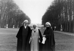 ابراهیم امینی (سمت چپ) در کنار همشهری‌اش آیت‌الله منتظری، تاریخ عکس نامعلوم