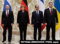 Президент Росії Володимир Путін, канцлерка Німеччини Ангела Меркель, президент Франції Франсуа Олланд і президент України Петро Порошенко під час групового фото. Білорусь, Мінськ, 11 лютого 2015 року