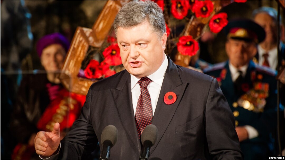 Президент України Петро Порошенко під час акції «Перша хвилина миру» у День пам’яті та примирення. Київ, 8 травня 2016 року