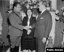 باتیستا، آخرین رهبر کوبا، که دیداری اصولی با یک رئیس‌جمهوری آمریکا داشت (در تصویر سفر او در سال ۱۹۳۸ به کوبا همراه با همسر اولش و سفیر کوبا در واشینگتن)