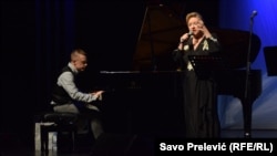 Matija Dedić i Gabi Novak na koncertu posvećenom Arsenu Dediću u Podgorici, 2016.