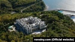 Чорноморський особняк, нібито побудований для президента Росії Путіна в Геленджицькій бухті, згідно зі свіжим розслідуванням Фонду боротьби з корупцією 19 січня 2021 року