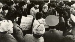 Балтика өлкөлөрүндөгү демократиялык жүрүмдү колдогон КДКнын жыйыны. "Ала-Тоо" аянты, Бишкек. 1991-жыл.