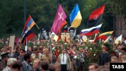 Жалобна процесія у столиці тоді ще СРСР, на якій майорять і українські прапори (синьо-жовті та червоно-чорний), в пам'ять про загиблих у дні серпневого путчу. Москва, 24 серпня 1991 року. Українці брали активну участь в масових акціях у Москві, які, в кінцевому результаті, призвели до розпаду радянської імперії