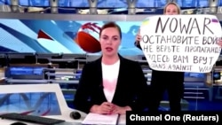 Marina Ovsjanikova sa plakatom "Ne rat. Zaustavite rat. Ne verujte propagandi. Lažu vas". 14. mart 2022.