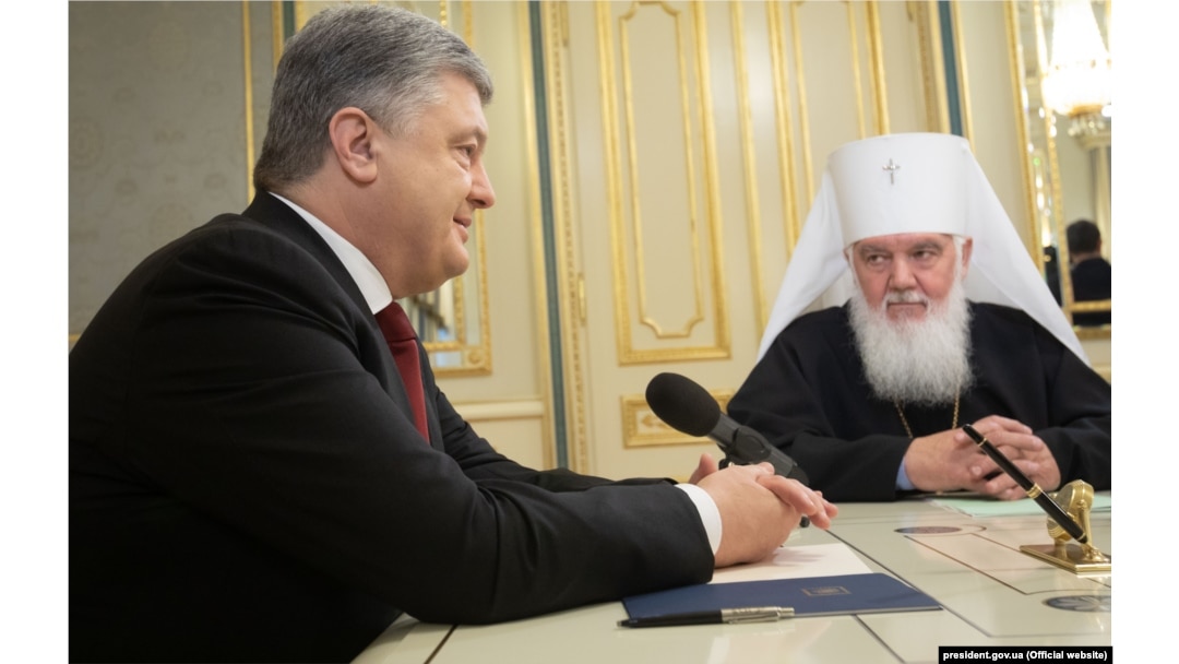 Президент України Петро Порошенко під час зустрічі з предстоятелем Української автокефальної православної церкви (УАПЦ), митрополитом Макарієм, який від імені своєї церкви офіційно передав Звернення до Вселенського патріарха Варфоломія про надання українській церкві томосу про автокефалію з підписами усіх архієреїв УАПЦ. Київ, 18 квітня 2018 року