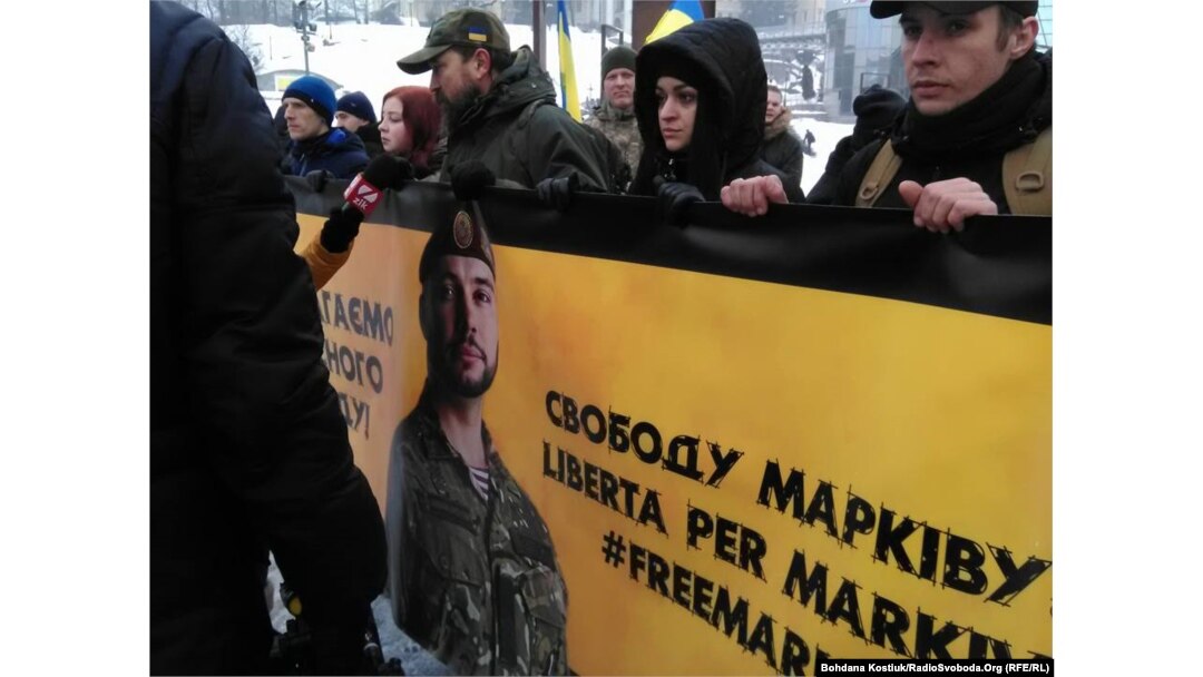 Діана Марків (друга справа), дружина заарештованого добровольця