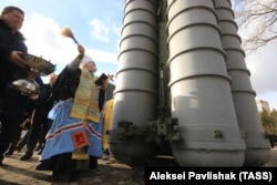 Окупований Крим. Митрополит УПЦ (Московського патріархату) Платон благословляє російську зенітну ракетну систему великої і середньої дальності С-400 «Тріумф», розгорнуту в Феодосії (архівне фото)
