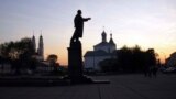 Помнік Леніну ў цэнтры Ашмянаў, за ім — касьцёл і царква. Архіўнае фота
