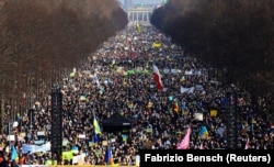 Десятки тысяч людей протестуют против российского вторжения в Украину. Берлин, 27 февраля 2022 года