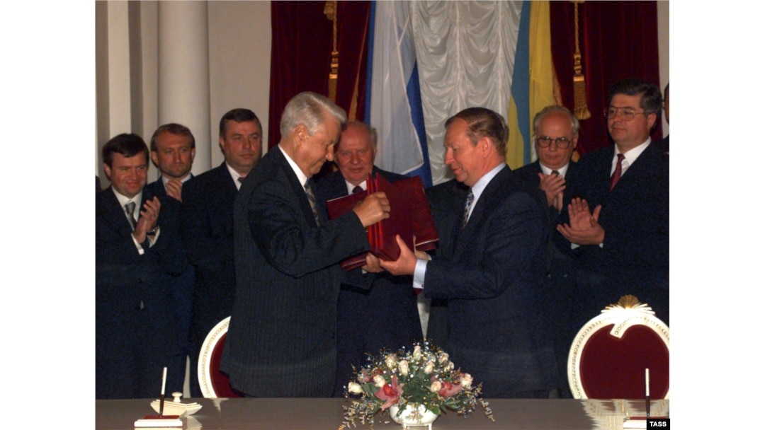 Президенти України (праворуч) та Росії (ліворуч) під час процедури підписання Договору 31 травня 1997 року