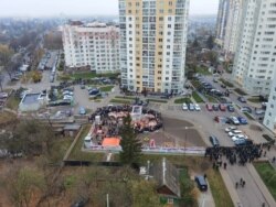 Люди створили ланцюг навколо народного меморіалу Романові Бондаренку, Мінськ, Білорусь, 15 листопада 2020 року