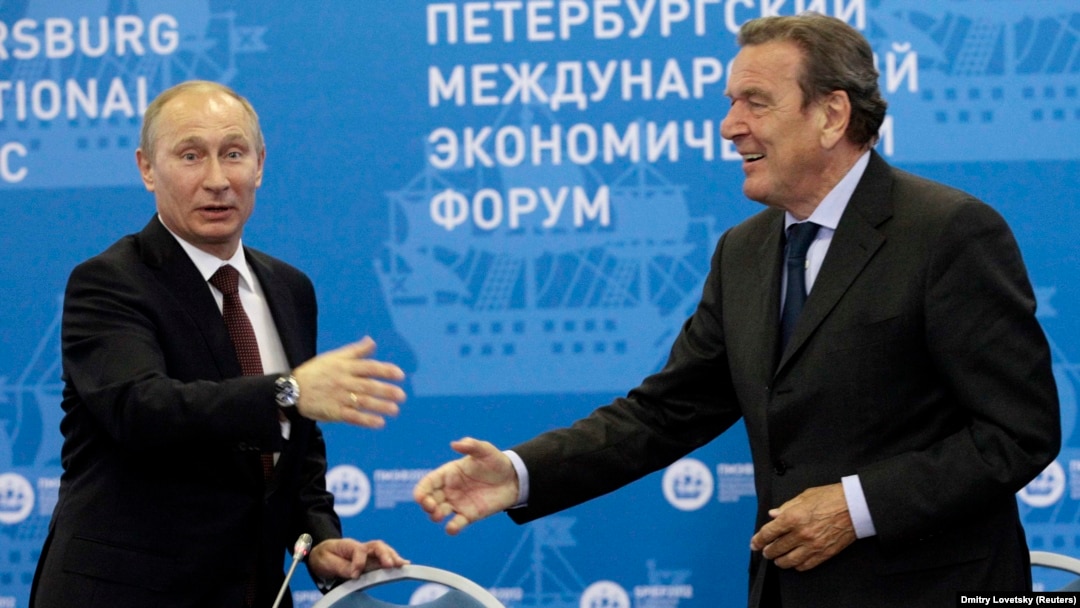 Президент Росії Володимир Путін і колишній канцлер Німеччини, голова комітету акціонерів компанії Nord Stream AG, член правління російського «Газпрому» Ґергард Шредер (праворуч), якого називають «персональним другом Путіна». Петербург, 21 червня 2012 року 