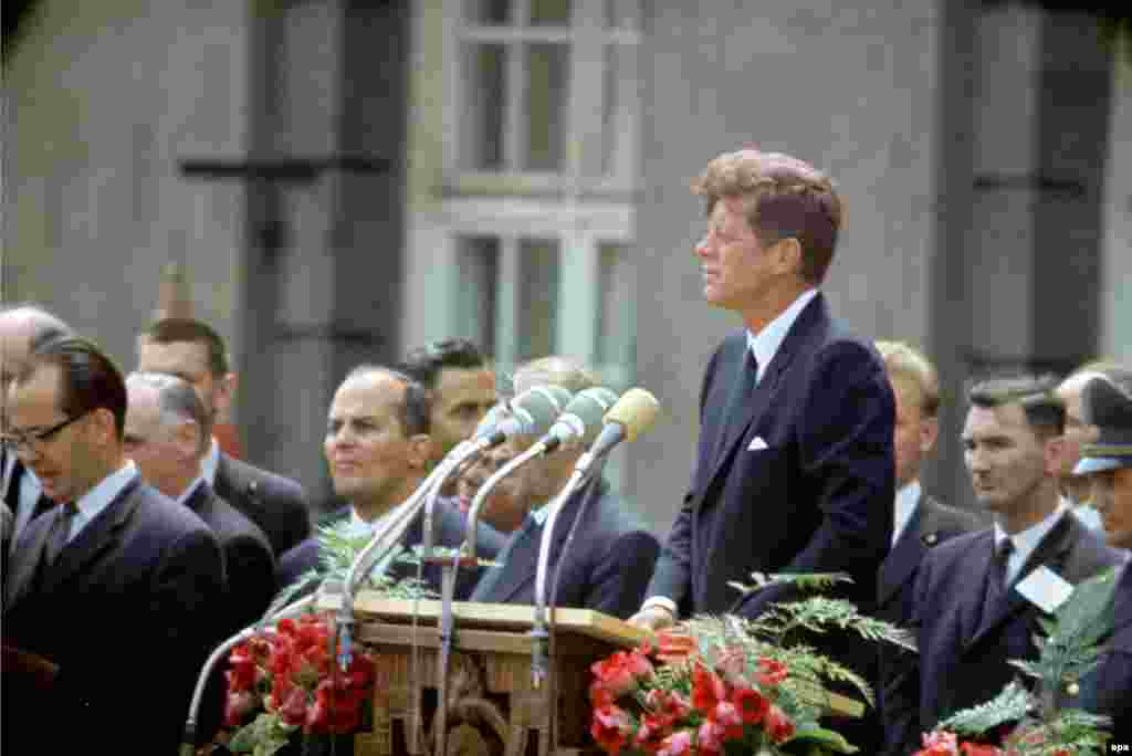 Američki predsjednik John F. Kennedy tokom svog čuvenog govora "Ja sam građanin Berlina" (I am a Berliner) ispred vijećnice Schoeneberg, 26. juni 1963.