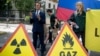 Восковая фигура Эммануэля Макрона у посольства России, Париж, 2 июня 2025 года