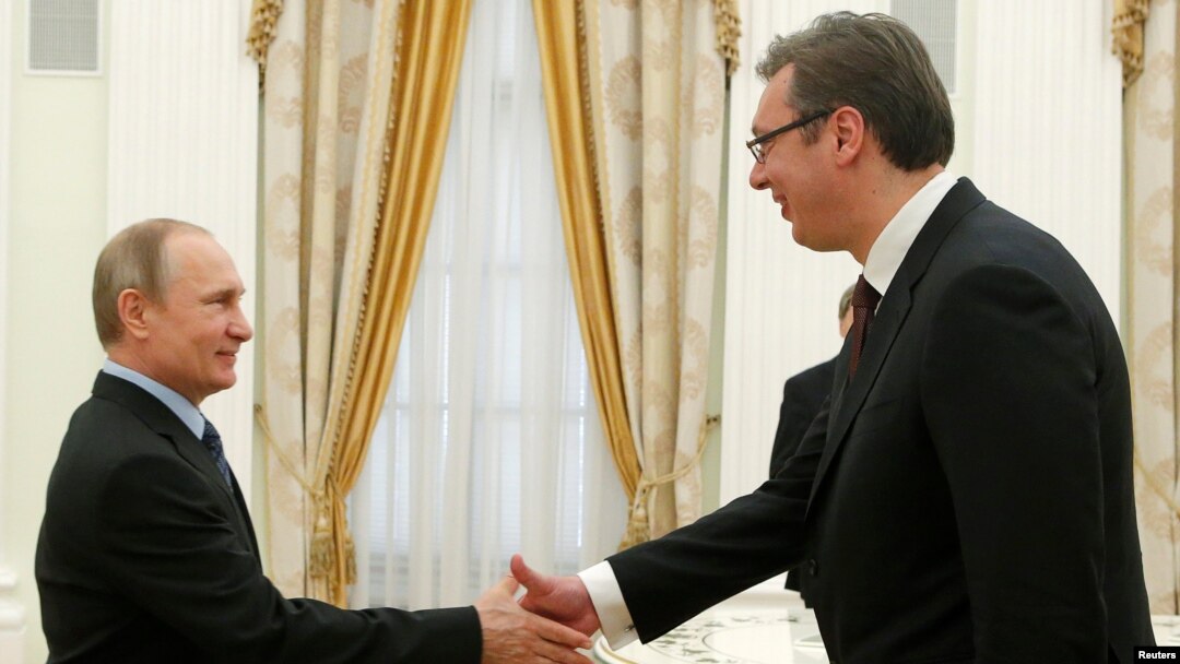 Президент России Владимир Путин приветствует премьер-министра Сербии Александра Вучича во время встречи в Москве. 26 мая 2016 года.