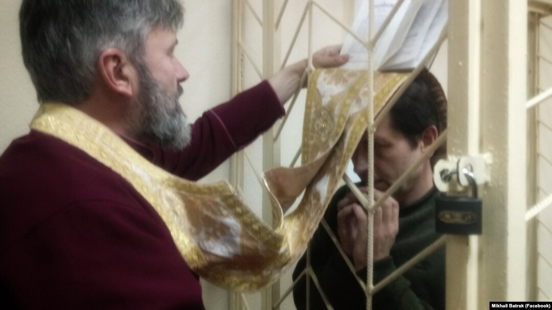 Володимир Балух і архієпископ Климент, якого 2 квітня суд в анексованому Криму призначив громадським захисником активіста