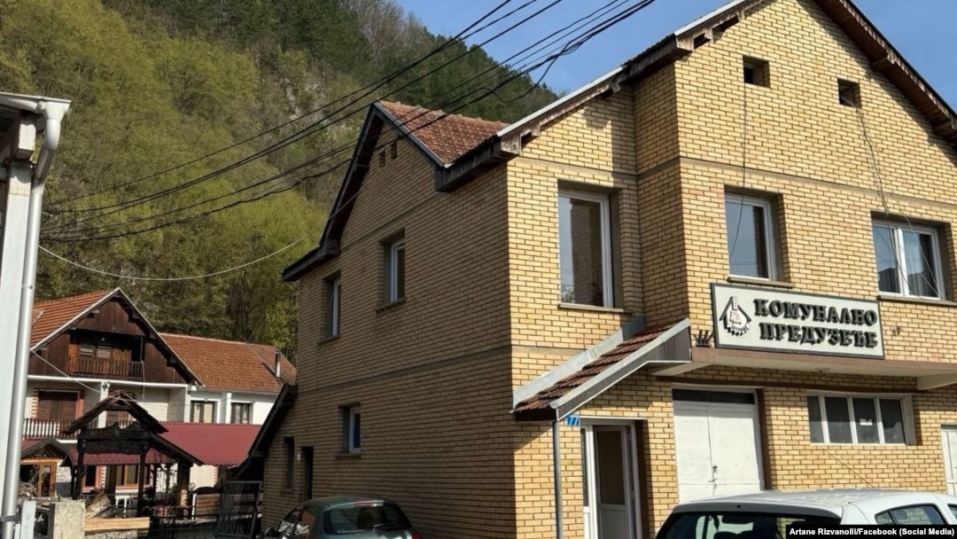 Zgrada Javnog opštinskog preduzeća u Štrpcu, april 2025.
