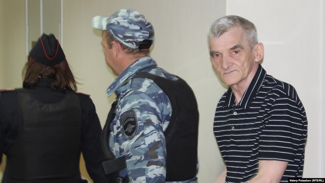 Юрій Дмитрієв (праворуч) був вдруге затриманий влітку 2018 року