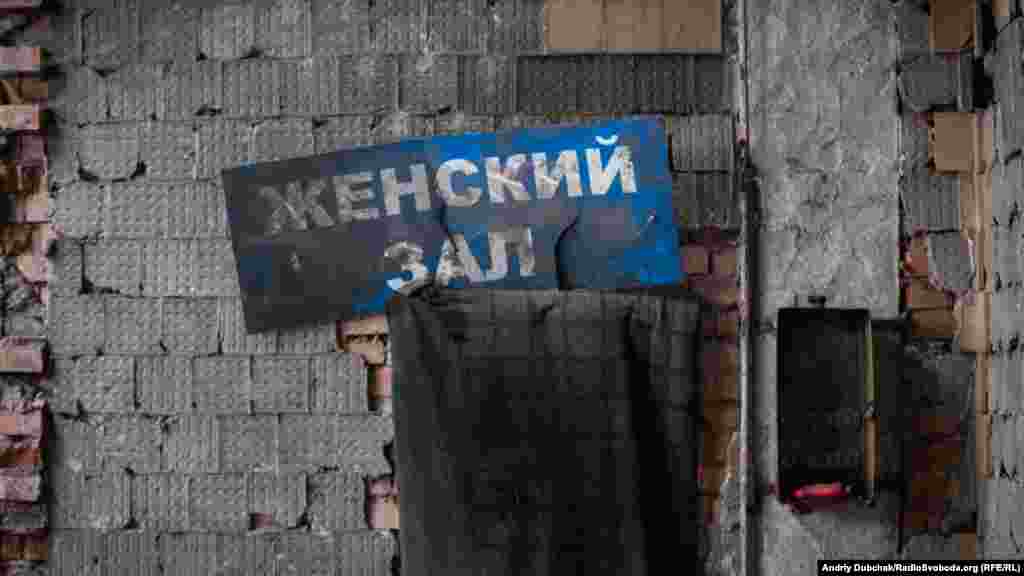 Дамская комната здесь выглядит так.