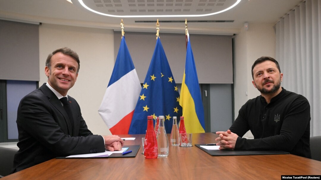 Francuski predsednik Emanuel Makron razgovara sa ukrajinskim predsednikom Volodimirom Zelenskim pre sastanka u Evropskom savetu u Briselu 18. decembra 2024.