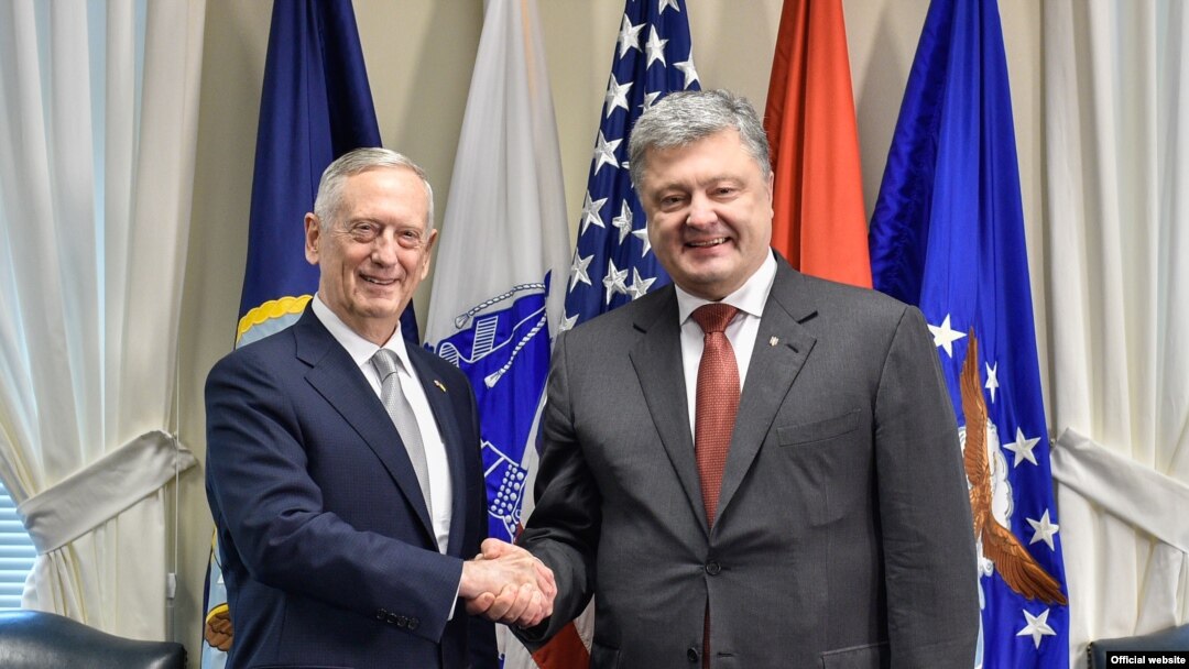 Міністр оборони США Джеймс Маттіс (ліворуч) і президент України Петро Порошенко