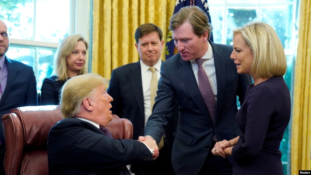 Președintele american Donald Trump și șeful securității cibernetice, Christopher Krebs la numirea acestuia în funcție, Casa Albă, Washington, 16 noiembrie 2018.