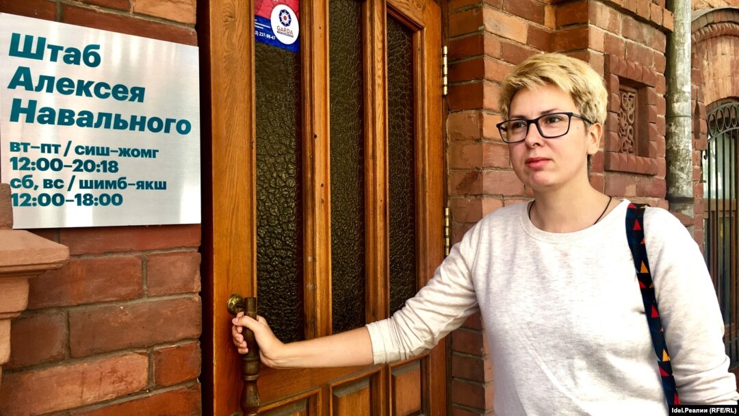 Elvira Dmitrieva outside the campaign office of Aleksei Navalny in Kazan. (file photo)