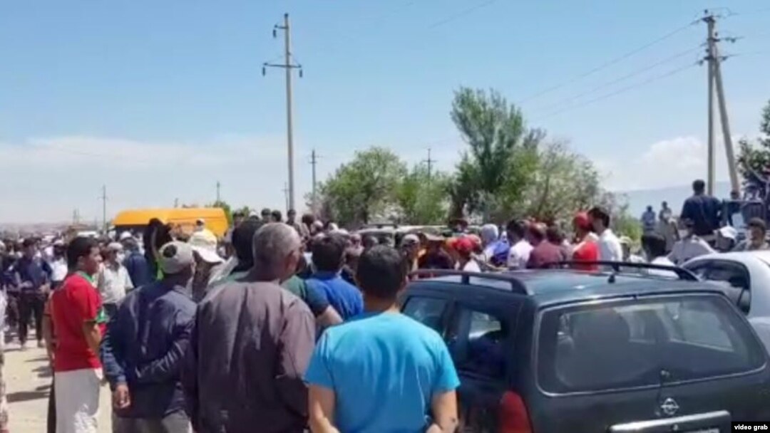 Жители пострадавшего района на несколько часов заблокировали дорогу Бохтар-Душанбе, 17 мая 2020 года