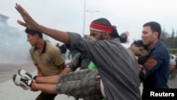 هواداران محمد مرسی در جریان درگیری‌ها با پلیس.