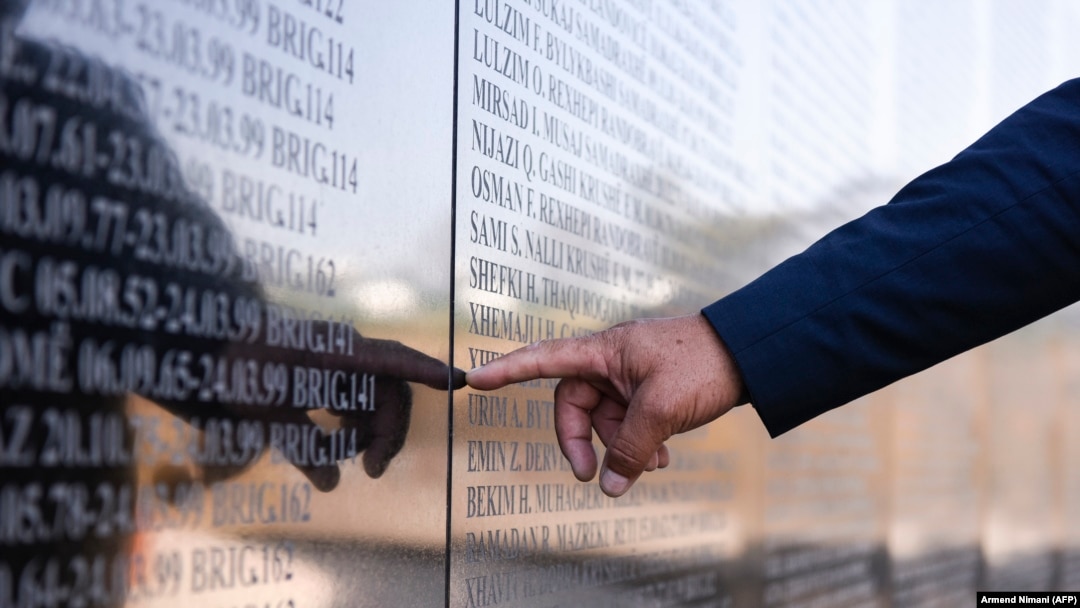 Memorijal sa imenima žrtava u sukobu iz 1990-ih u kosovskom selu Marina. 