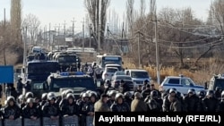 Полицейский спецназ, перекрывший дорогу между сёлами Каракемер и Масанчи. 8 февраля 2020 года.