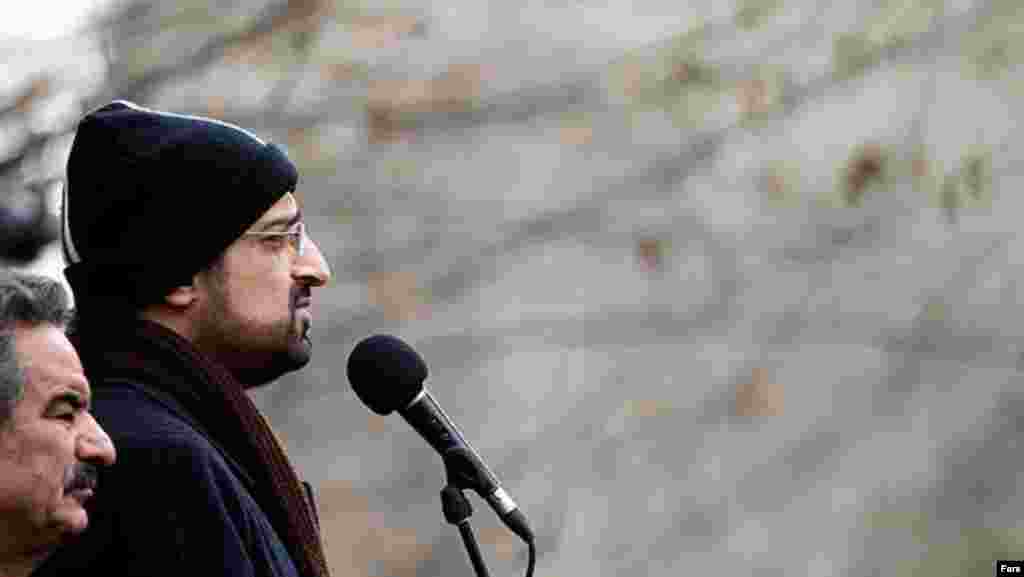 محمد اصفهانی در مراسم تشییع استاد همایون خرم
