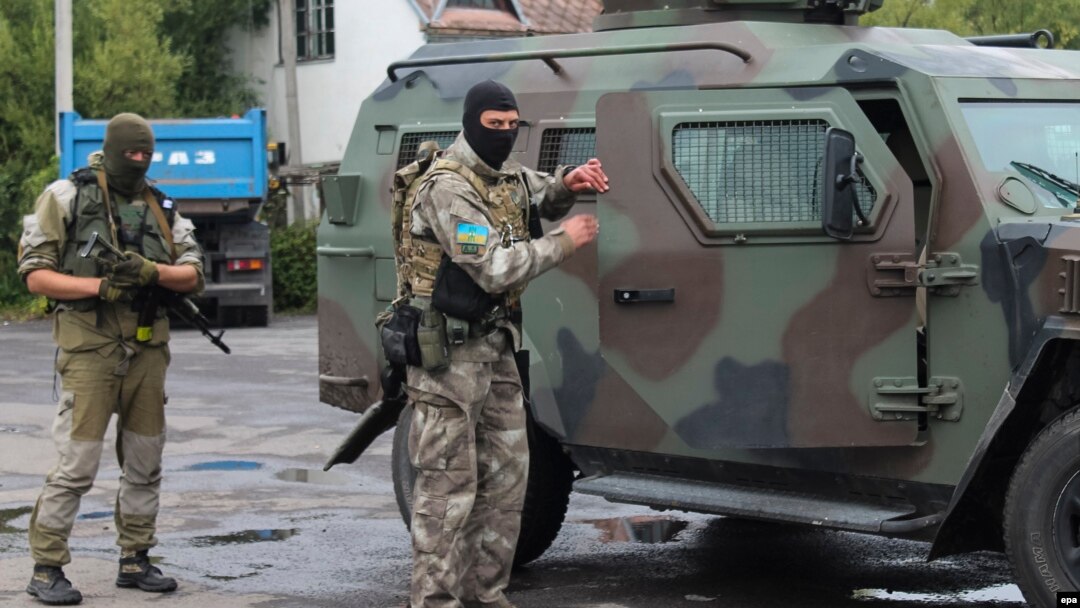 Українські силовики під час операції у Мукачеві, 13 липня 2015 року