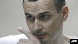 Раніше декілька людей публічно оголосили про початок голодування на підтримку Сенцова, якого утримують у колонії за полярним колом