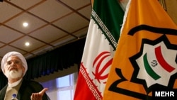 مهدی کروبی، از رهبران مخالفان دولت در یکی از کنگره‌های حزب اعتماد ملی در تهران.