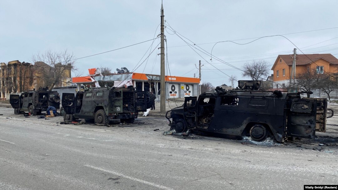 Знищені бронеавтомобілі високої прохідності російської армії «Тигр-М» на дорозі в Харкові, 28 лютого 2022 року
