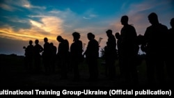 І готові воювати, а от служити – не завжди