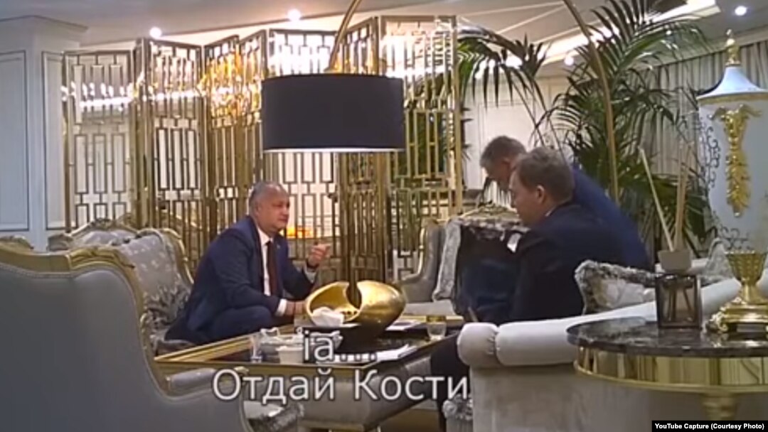 Imagini cu camera ascunsă scurse în presă în iunie 2019 îl înfățișează pe fostul președinte Igor Dodon la discuții cu fostul lider PD, Vlad Plahotniuc, în timpul cărora ar fi primit o pungă cu bani. 