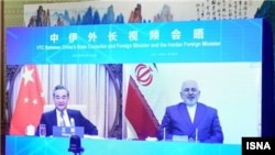 وانگ ای (چپ) وزیر خارجه چین در تماس ویدئویی با محمدجواد ظریف، همتای ایرانی‌اش