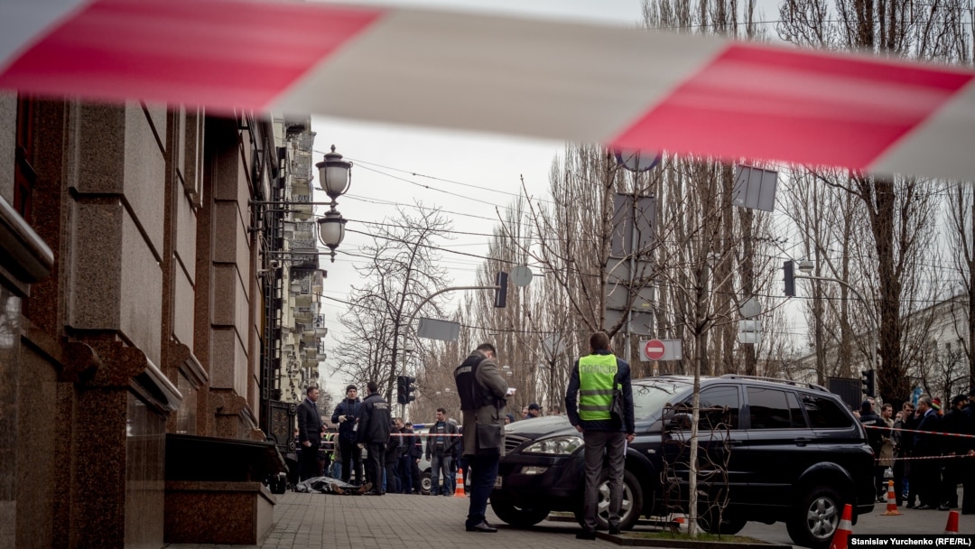 На місці вбивства Дениса Вороненкова, Київ, 23 березня 2017 року
