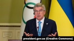 Președintele Comitetului Olimpic Intermațional, Thomas Bach, spune că participarea sportivilor din Rusia și Belarus în competiții este funcțională. Imagine din timpul unei vizite a sale la Kiev, în 2022.