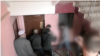 Сілавікі ломяцца ў дзьверы меркаванай кватэры Андрэя Зельцара. Скрын зь відэа КДБ