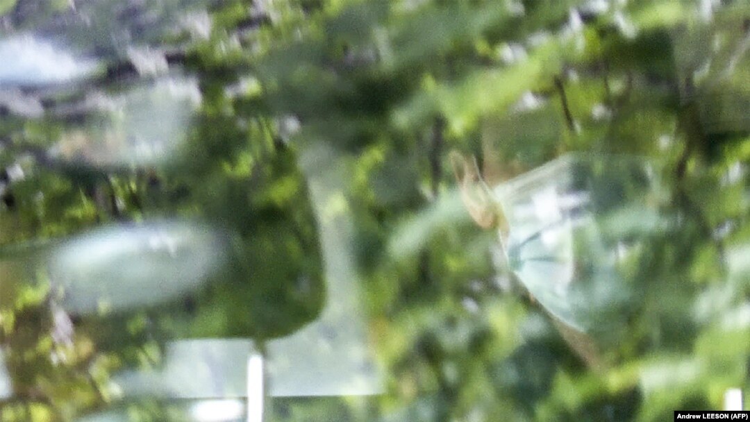 Ovaj snimak preuzet sa AFP TV prikazuje osobu za koju se veruje da je teniser Srbije Novak Đoković (desno) u automobilu kako napušta imigrantski pritvorski centar u kojem je boravio u Melburnu, 10. januar 2022.