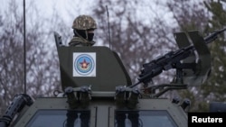 Сотрудник правоохранительных органов на блокпосту. Нур-Султан, 7 января 2022 года