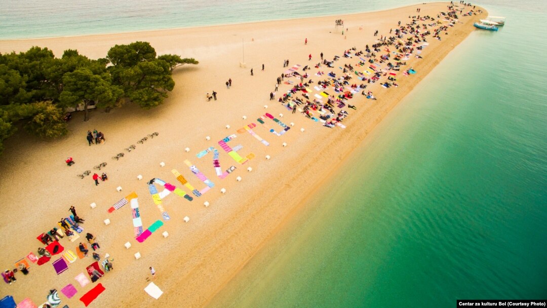 Boljani na Zlatnom ratu su šarenim ručnicima za plažu napisali veliko „Zauzeto!“, kao poruku onima koji žele po partijskoj liniji poklanjati njihovo obiteljsko srebro