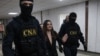 Evghenia Guțul escortată în clădirea instanței din Chișinău, 9 aprilie 2025